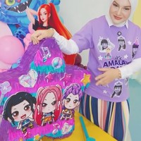 Kompak dengan para anggota keluarganya, Irish tampil simpel kenakan kaos berwarna ungu yang sudah disablon spesial dengan foto-foto wajah putrinya. Foto: Instagram/@_irishbella_