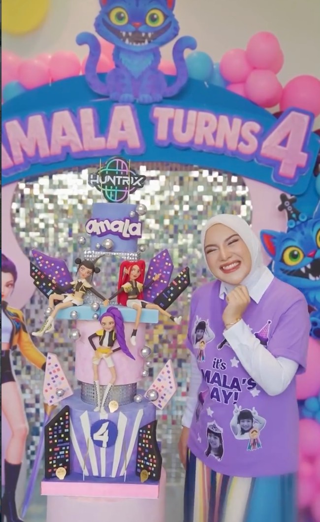 Kenakan hijab, Irish memadukan kaos lengan pendeknya itu dengan kemeja lengan panjang putih yang dijadikan sebagai inner. Untuk bawahannya, ia mengenakan rok panjang warna-warni. Foto: Instagram/@_irishbella_