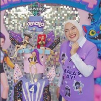 Kenakan hijab, Irish memadukan kaos lengan pendeknya itu dengan kemeja lengan panjang putih yang dijadikan sebagai inner. Untuk bawahannya, ia mengenakan rok panjang warna-warni. Foto: Instagram/@_irishbella_