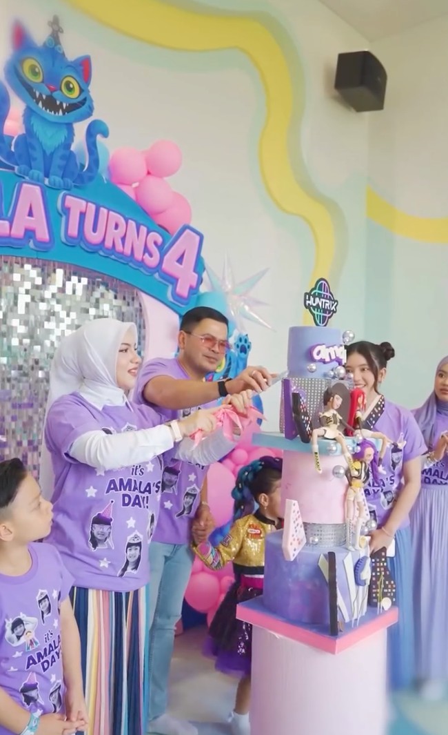 Bergaya simpel, wanita 30 tahun itu memilih riasan natural glam yang flawless. Bumil tampil cantik dan glowing. Foto: Instagram/@_irishbella_