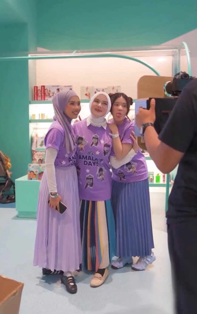 Irish juga tampak berpose bersama kedua putri sambungnya, Syifa dan Hassya. Ketiganya tampak begitu dekat bak bestie. Foto: Instagram/@_irishbella_