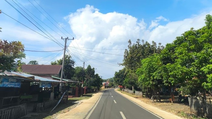 Jalan antar daerah di Bengkulu.