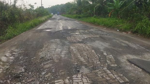 Jalan menuju area Baduy di Lebak rusak (Aris/detikcom)