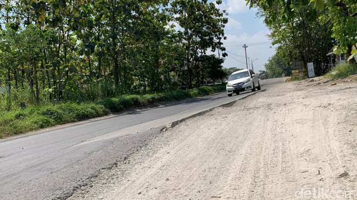 Jalan Ngawen-Kunduran di wilayah Kabupaten Blora.