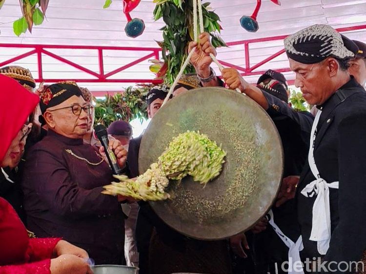 Melihat Jamasan Gong Kiai Pradah Blitar, Warga Berebut Air Bekas Ritual