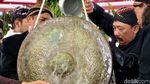 Melihat Jamasan Gong Kiai Pradah Blitar, Warga Berebut Air Bekas Ritual