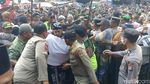 Melihat Jamasan Gong Kiai Pradah Blitar, Warga Berebut Air Bekas Ritual