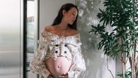 Hangat dan Memesona, Intip Sesi Maternity Shoot Julie Estelle
