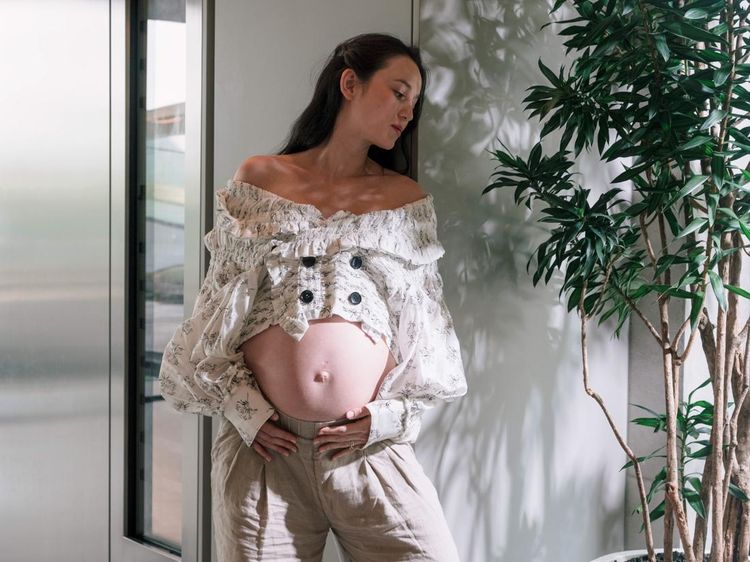 Hangat dan Memesona, Intip Sesi Maternity Shoot Julie Estelle