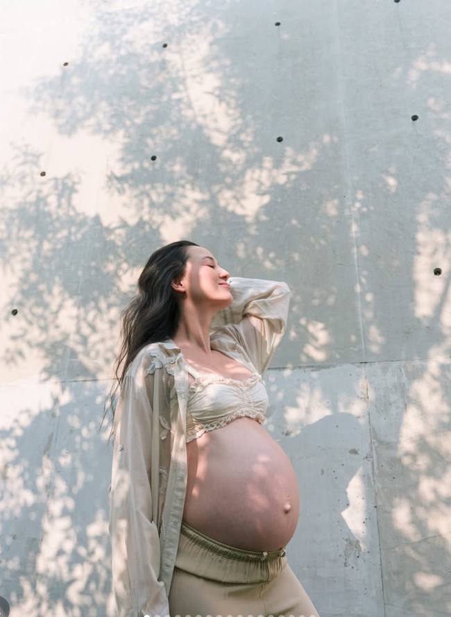 Julie Estelle umumkan kabar kehamilan keduanya dengan David Tjiptobiantoro. Kabar tersebut diumumkan melalui foto-foto maternity yang dibagikan ke akun Instagram pribadinya. Foto: Instagram/@julstelle