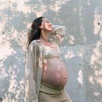 Julie Estelle umumkan kabar kehamilan keduanya dengan David Tjiptobiantoro. Kabar tersebut diumumkan melalui foto-foto maternity yang dibagikan ke akun Instagram pribadinya. Foto: Instagram/@julstelle