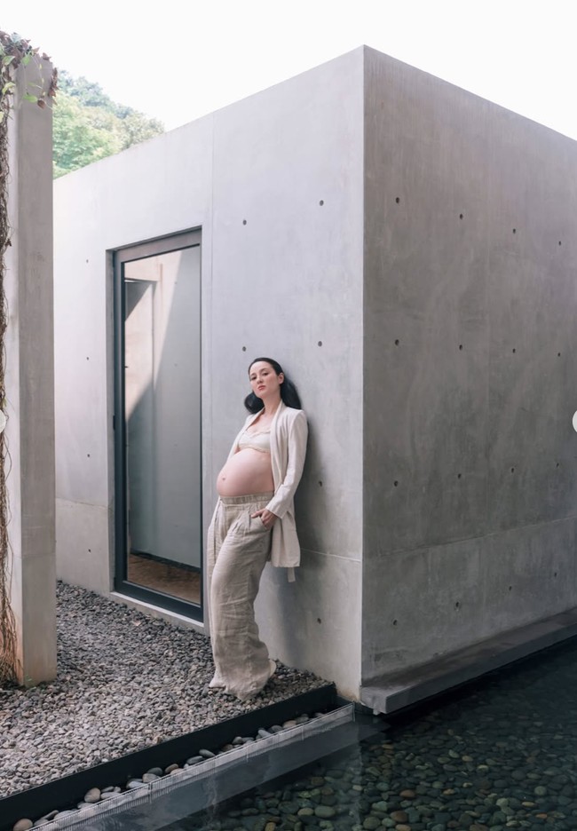 Tampil serba beige, Julie mengenakan bra top dipadukan celana panjang linen dan outer senada. Rambut panjangnya tampak dibiarkan terurai. Foto: Instagram/@julstelle
