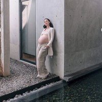 Tampil serba beige, Julie mengenakan bra top dipadukan celana panjang linen dan outer senada. Rambut panjangnya tampak dibiarkan terurai. Foto: Instagram/@julstelle