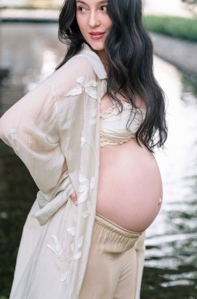Bare baby bump yang mulus dan glowing juga tak kalah curi atensi. Perut wanita 37 tahun itu tampak bersih tanpa adanya stretchmarks. Foto: Instagram/@julstelle