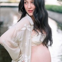 8 Potret Julie Estelle Umumkan Kehamilan Kedua, Pamer Bare Baby Bump