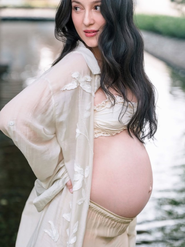 8 Potret Julie Estelle Umumkan Kehamilan Kedua, Pamer Bare Baby Bump