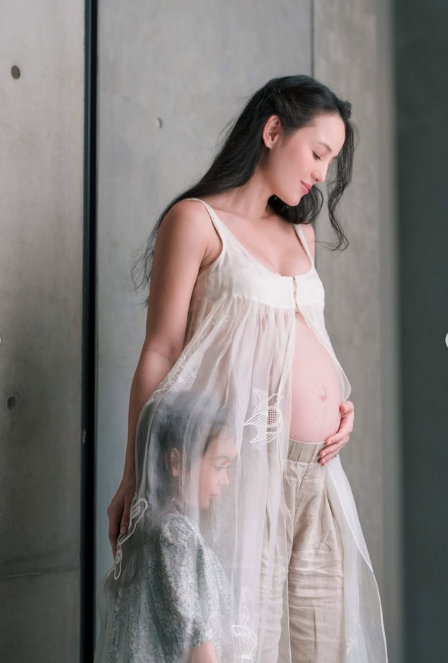 Sebentar lagi akan menjadi ibu 2 orang anak, Julie Estelle tetap terlihat cantik dan memukau. So effortlessly beautifull mommy and daughter, tulis salah satu komentar. Foto: Instagram/@julstelle