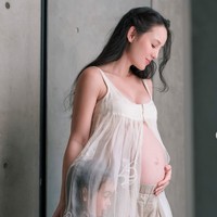 Sebentar lagi akan menjadi ibu 2 orang anak, Julie Estelle tetap terlihat cantik dan memukau. So effortlessly beautifull mommy and daughter, tulis salah satu komentar. Foto: Instagram/@julstelle