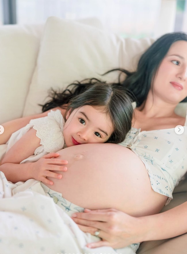 Unggahan Julie pun dibanjiri dengan ucapan selamat dari para netizen. Beberapa juga ikut salfok melihat Brielle yang makin cantik saingi sang mama. Foto: Instagram/@julstelle