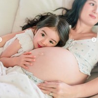 Unggahan Julie pun dibanjiri dengan ucapan selamat dari para netizen. Beberapa juga ikut salfok melihat Brielle yang makin cantik saingi sang mama. Foto: Instagram/@julstelle