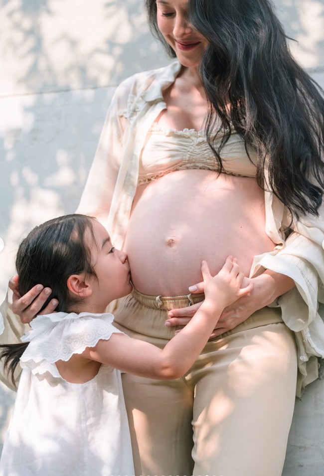 Tak sedikit netizen yang ikut tak sabar menantikan kelahiran anak kedua Julie Estelle. Brielle pun tampaknya sudah siap menjadi kakak. Foto: Instagram/@julstelle