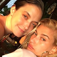 Kakak Hailey Bieber, Alaia Baldwin Aronow menghadapi proses hukum akibat insiden di sebuah bar di Savannah, Georgia, Amerika Serikat, pada 2024. Ia dituduh terlibat keributan dengan sejumlah staf bar, termasuk melempar tampon kepada seorang bartender. Foto: dok. Instagram