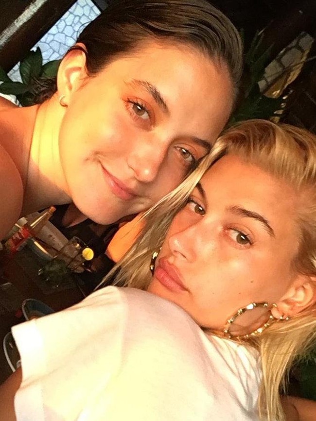 Kakak Hailey Bieber, Alaia Baldwin Aronow menghadapi proses hukum akibat insiden di sebuah bar di Savannah, Georgia, Amerika Serikat, pada 2024. Ia dituduh terlibat keributan dengan sejumlah staf bar, termasuk melempar tampon kepada seorang bartender. Foto: dok. Instagram