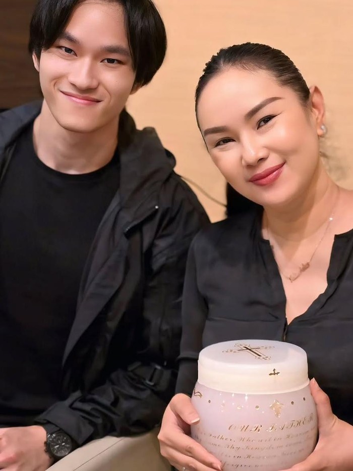Kalina Oktarani berduka ibunda Deddy Corbuzier meninggal dunia.