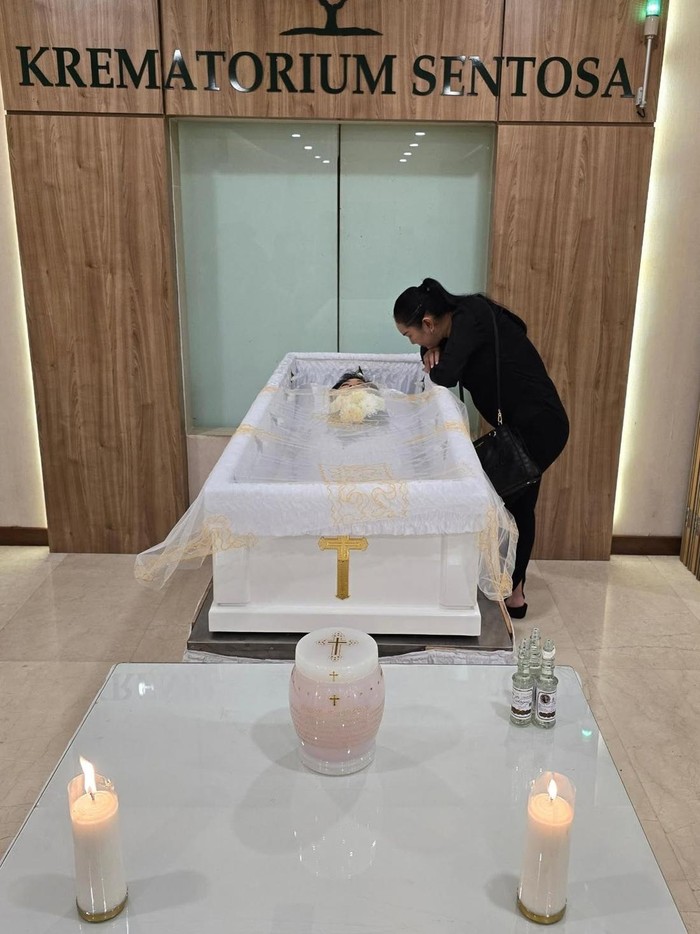 Kalina Oktarani berduka ibunda Deddy Corbuzier meninggal dunia.