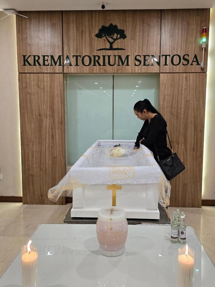 Kalina Oktarani berduka ibunda Deddy Corbuzier meninggal dunia.
