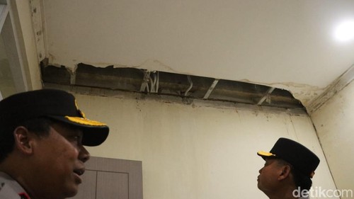 Kapolda NTT Irjen Rudi Darmoko (kiri), meninjau langsung kondisi rusun Polres Manggarai Barat di Labuan Bajo, Kamis (27/8/2026) (Ambrosius Ardin)