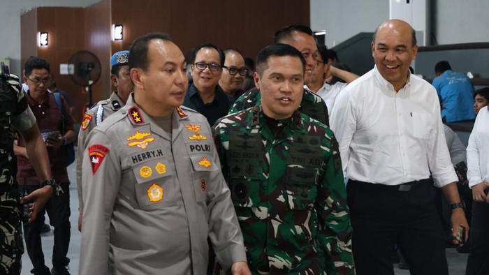 Kapolda Riau Irjen Herry Heryawan dan Pangdam XIX/Tuanku Tambusai Mayjen TNI Agus Hadi Waluyo usai Rapat Koordinasi Penanganan Karhutla di Pekanbaru, Kamis (27/8/2026).