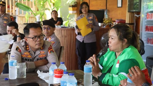 Kapolres Gianyar AKBP James Rajagukguk saat berdialog dengan para sopir ojek online di Gianyar, Kamis (27/8/2026). (Dok Polres Gianyar).
