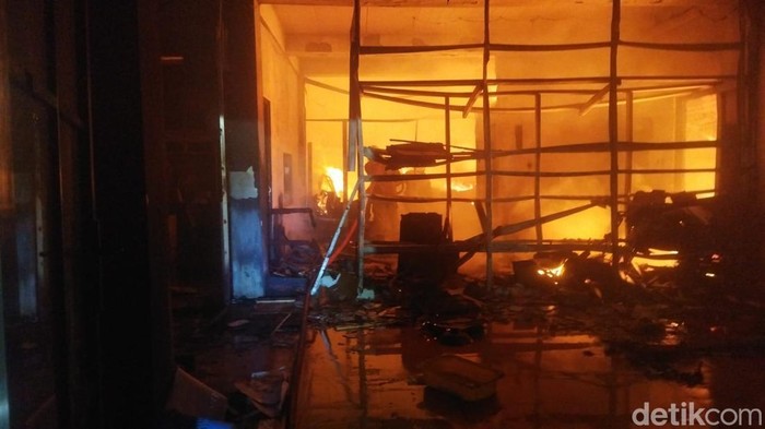 Kebakaran di rumah produksi kerajinan kayu di Kebonarum, Klaten.