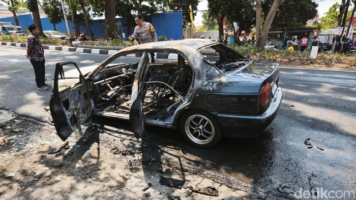 Mobil Suzuki Baleno terbakar di Jalan Sisingamangaraja, Kecamatan Candisari, Kota Semarang, Kamis (27/8/2026) siang.