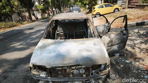 Mobil Suzuki Baleno terbakar di Jalan Sisingamangaraja, Kecamatan Candisari, Kota Semarang, Kamis (27/8/2026) siang.