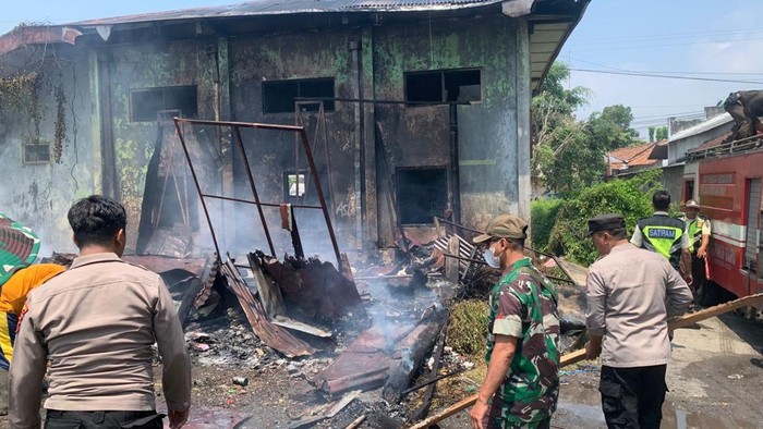 Kebakaran melanda Gudang Kantor UPT Dinas Pekerjaan Umum dan Penataan Ruang (DPUTR) Kecamatan Tayu, Kabupaten Pati, Kamis (27/8/2026).