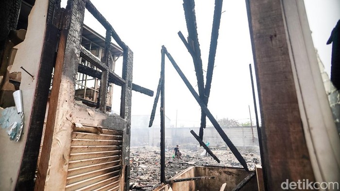 Kebakaran melanda permukiman padat di Jalan Dermaga Ujung, Muara Angke, Jakarta Utara, Rabu (26/8/2026). Sebanyak 60 rumah semi permanen hangus dalam peristiwa tersebut.