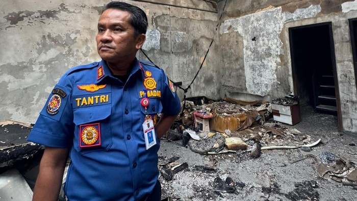 Petugas Damkar Kota Semarang saat melakukan pemadaman rumah kebakaran di Kelurahan Srondol Wetan, Kecamatan Banyumanik.