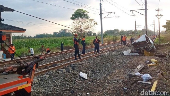 Proses evakuasi truk pasir yang hancur usai tertabrak KA Malabar di Sumyang, Jogonalan, Klaten, Kamis (27/8/2026) pagi.