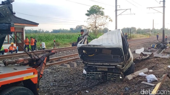 Proses evakuasi truk pasir yang hancur usai tertabrak KA Malabar di Sumyang, Jogonalan, Klaten, Kamis (27/8/2026) pagi.