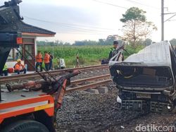 Tertemper KA Malabar di Klaten, Truk Pasir Hancur Sisakan Kabin