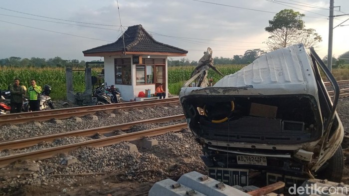 Bangkai truk pasir usai tertabrak KA Malabar di perlintasan sebidang Jalan Raya Gondang-Ngering, Desa Sumyang, Kecamatan Jogonalan, Klaten, Kamis (27/8/2026).