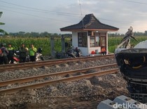 Detik-detik Tabrakan KA Malabar Vs Truk Pasir Mogok di Sumyang Klaten