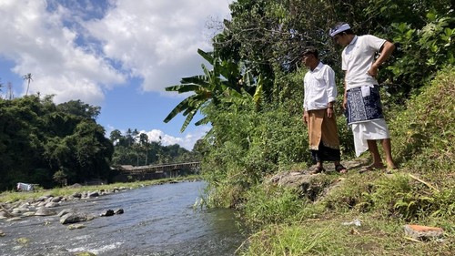 Kepala Lingkungan Sengguan, Komang Sumendra, melihat bantaran sungai yang butuh dibuatkan tanggul pengaman di Kelurahan Semarapura Kangin, Klungkung, Bali, Kamis (27/8/2026). (Fatih Kudus Jaelani/detikBali)