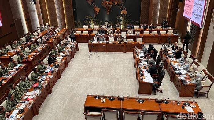 Komisi I DPR menggelar rapat kerja bersama Kemhan dan TNI membahas permohonan persetujuan penjualan kapal eks KRI Ki Hajar Dewantara. (Anggi/detikcom).