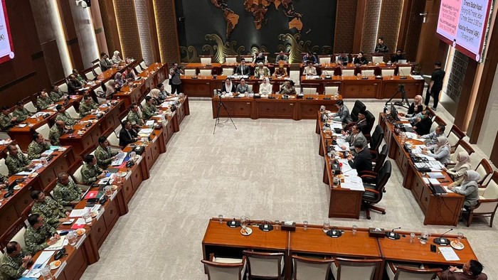 Komisi I DPR rapat dengan Kemhan bahas eks KRI Ki Hajar Dewantara
