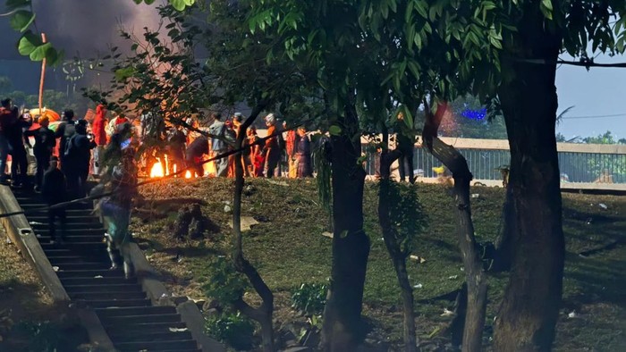 Sejumlah massa berkumpul di sekitar Jalan Pejompongan, Tanab Abang, Jakarta Pusat (Jakpus), Rabu (27/8/2026). Ada sepeda motor dibakar oleh massa.