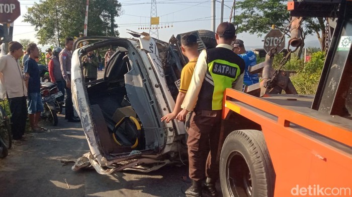 Kondisi truk pasir yang ringsek tabrakan dengan KA Malabar.