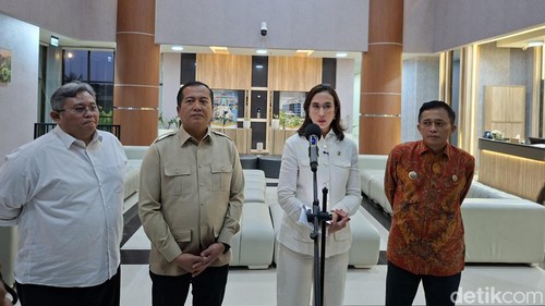 Konferensi pers Menteri Pariwisata Widiyanti Putri Wardhana bersama Gubernur NTB Lalu Muhamad Iqbal dan Bupati Lombok Tengah Lalu Pathul Bahri di Poltekpar Lombok, Kamis malam (27/8/2026). (Foto: Ahmad Viqi/detikBali).